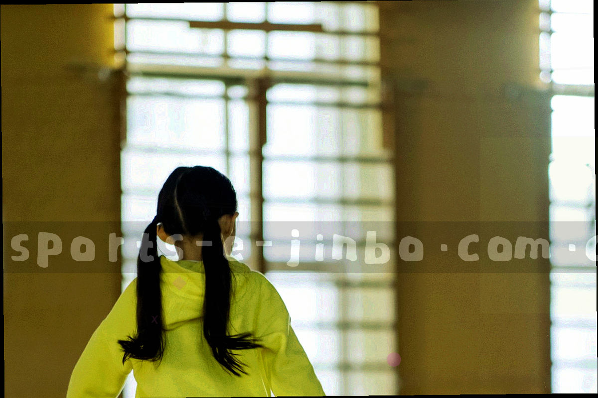 印有表格线与编号的阵容表纸卡叠放特写